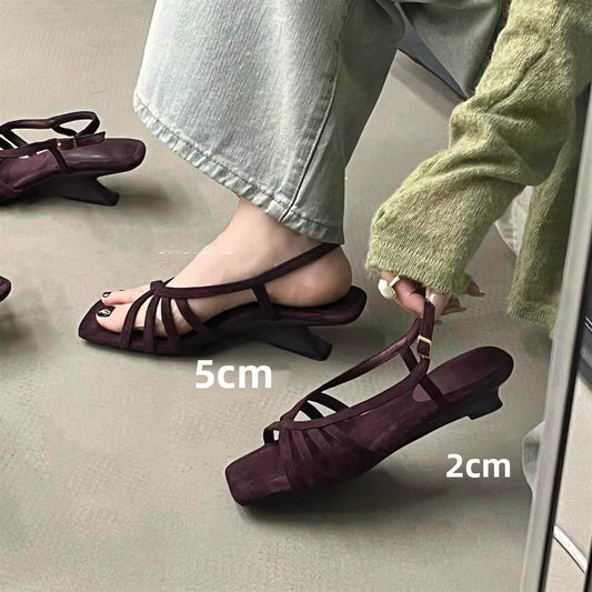 Sandalias de cuña con tiras tejidas