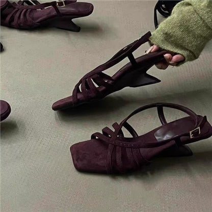 Sandalias de cuña con tiras tejidas
