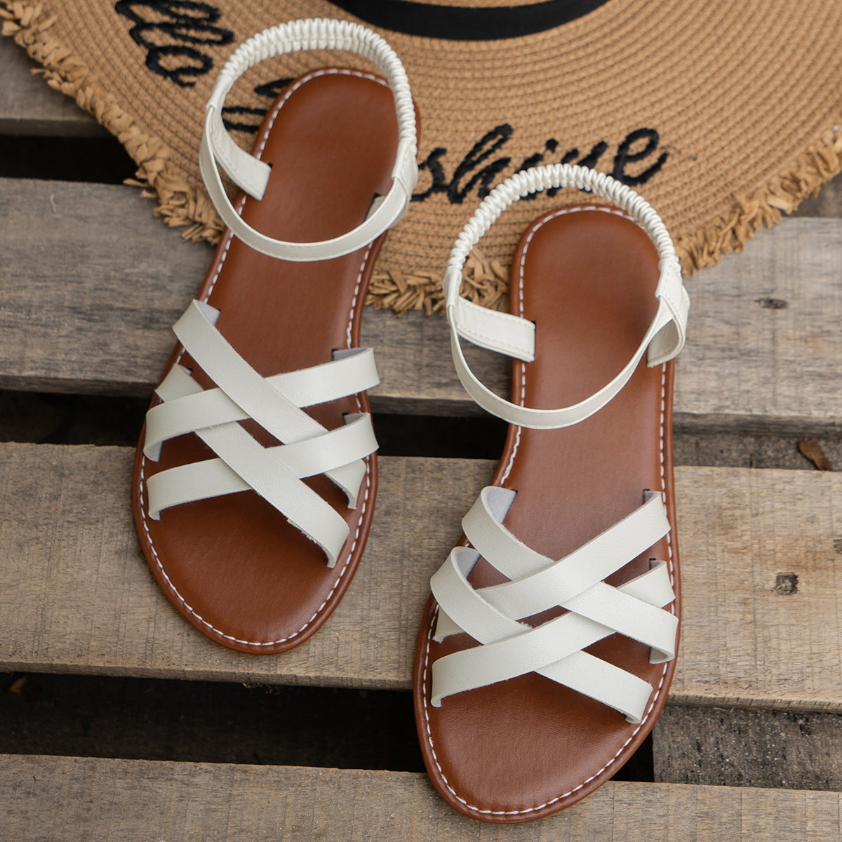 Sandalias con tiras cruzadas
