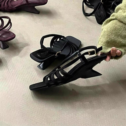 Sandalias de cuña con tiras tejidas